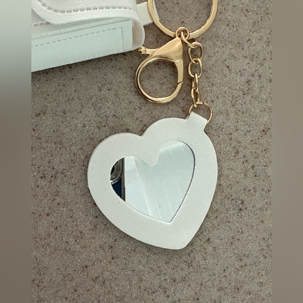 NWT White Lipstick Holder Keychain With Heart-Shaped Mirror - Picture 4 of 8